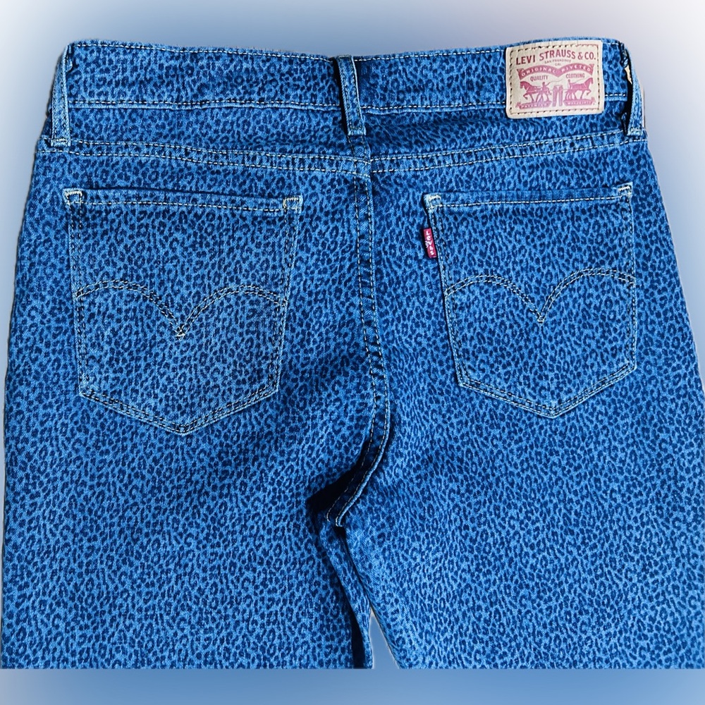 Like New Levi's SZ 30 blue/blue leopard print stretch skinny jeans/waist 30”-32” - Picture 5 of 8